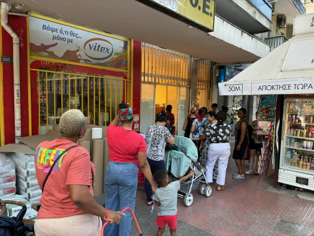 Διανομή σχολικών σε παιδιά από το Κέντρο Στήριξης Οικογένειας