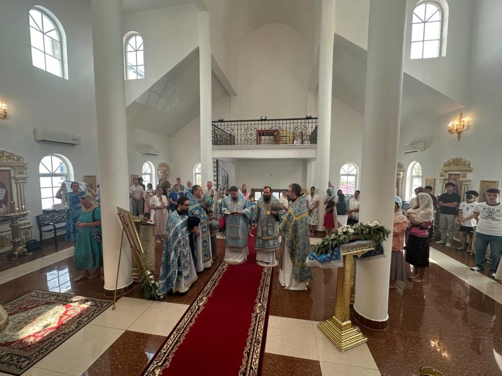 Патриарший экзарх Юго-Восточной Азии совершил Литургию в Георгиевском храме Пномпеня