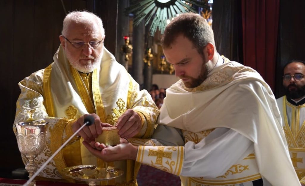 ‎رسامة الشماس كالينيكوس كاهناً مستحق