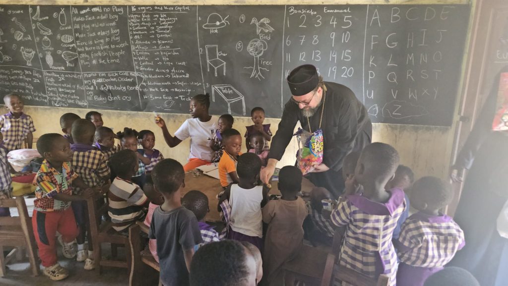 Επίσκεψη του Μητροπολίτη Άκκρας σε σχολείο στην Ανατολική Γκάνα