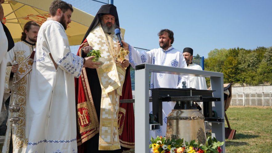 Епископ Исихије осветио звона на Храму Светог великомученика Димитрија у КПЗ Ваљево