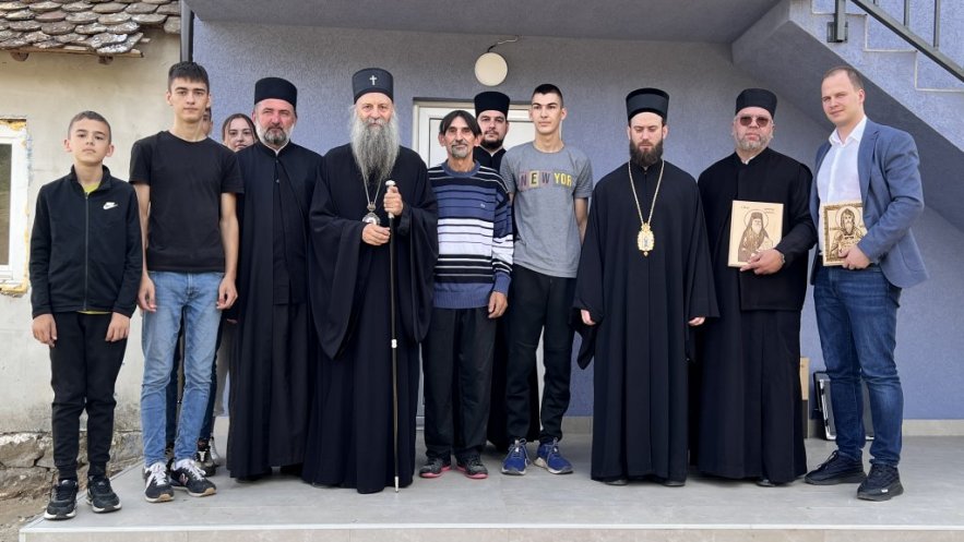 Патријарх Порфирије освештао нову кућу за самохраног оца Милорада и његово петоро деце