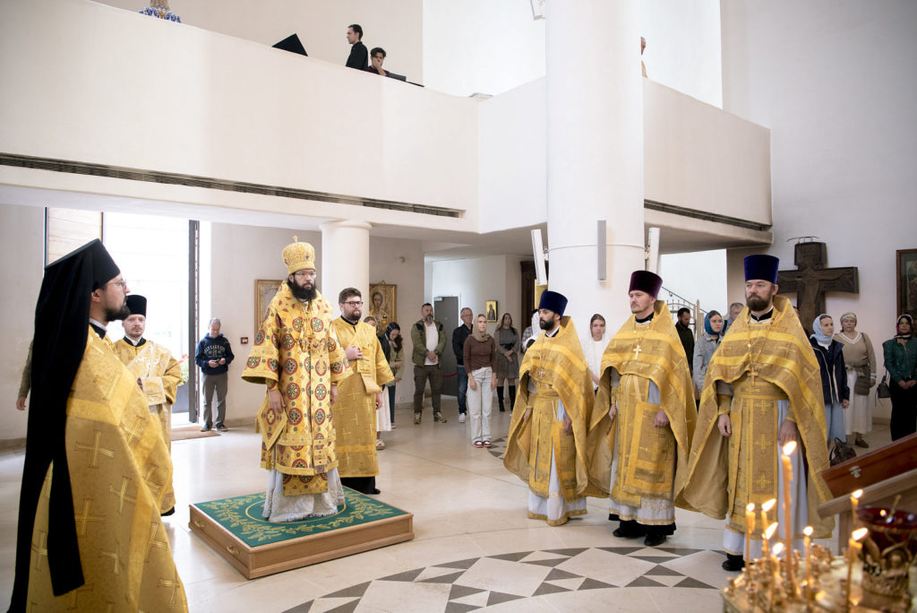 Председатель ОВЦС совершил Божественную литургию в Свято-Троицком кафедральном соборе Парижа