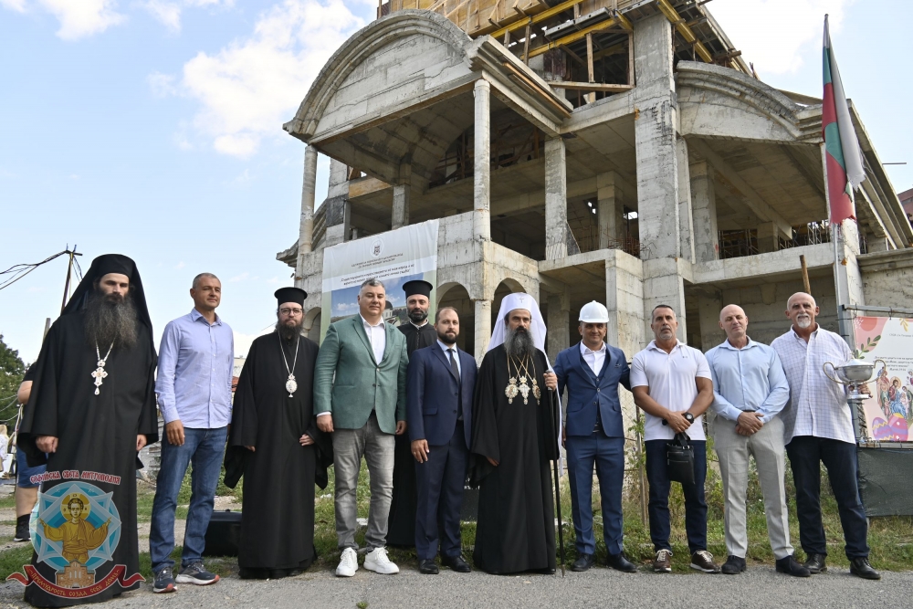 Българският патриарх Даниил отслужи водосвет в новостроящия се храм „Св. Патриарх Евтимий Търновски“ в столичния кв. „Люлин“