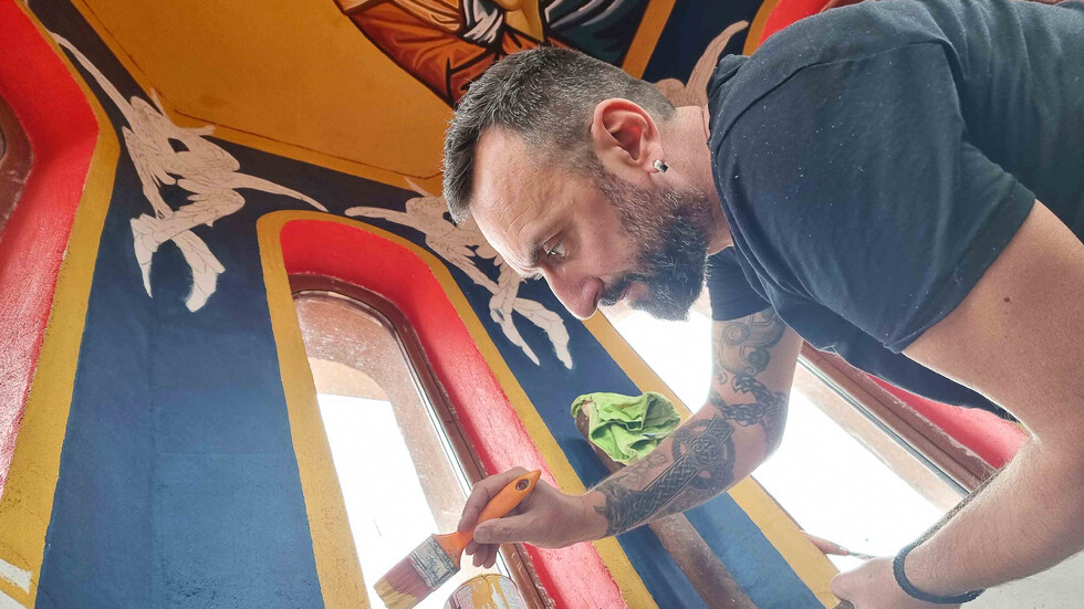 Мъж изрисува църква в селото от детството си