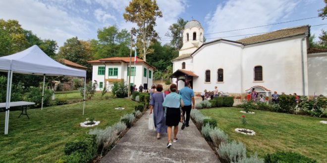 Една година от откриването на възроденото Неделно училище в село Лешница (ВИДЕО)
