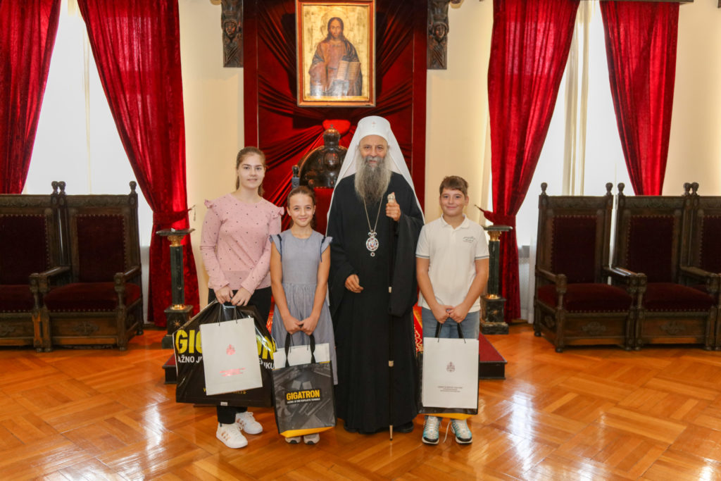 Патријарх Порфирије уручио награде победницима на конкурсу „Светосавског звонца“