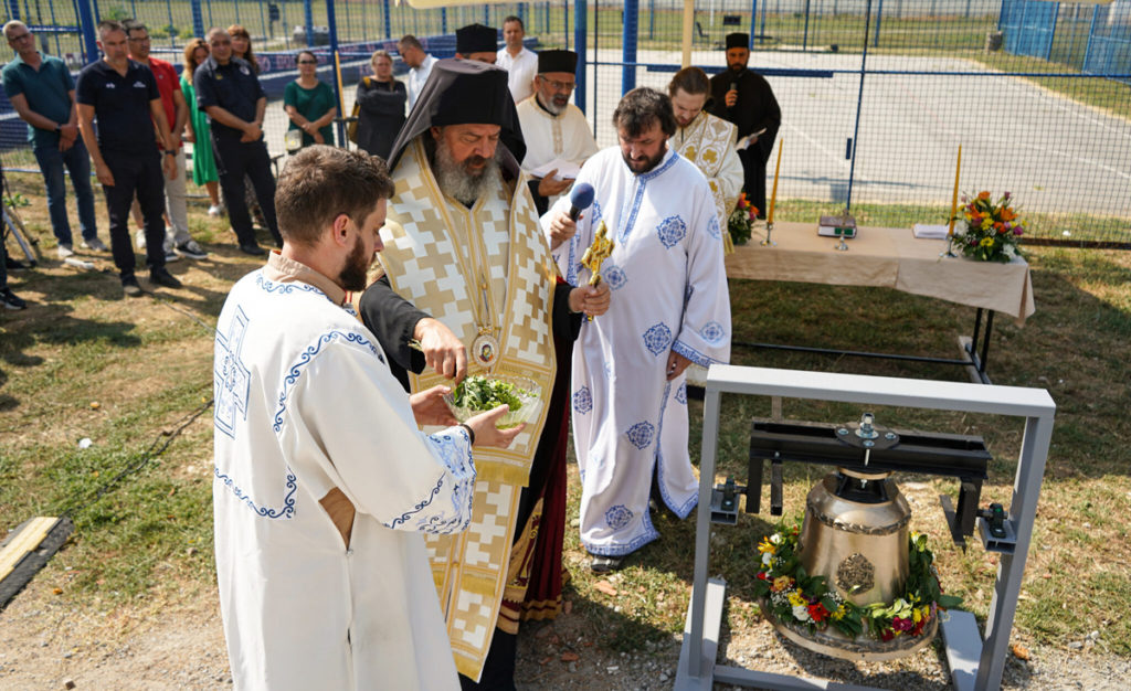 Епископ Исихије осветио звона на храму Светог великомученика Димитрија у КПЗ Ваљево