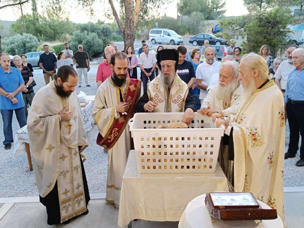 Αρχιερατικός Εσπερινός Ανακομιδής Λειψάνων Αγίου Νεκταρίου στο Κέντρο Υγείας Αλιβερίου