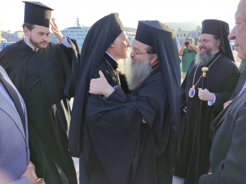 Θερμή υποδοχή του Οικουμενικού Πατριάρχη στο λιμάνι της Χίου – Το πρόγραμμα της τετραήμερης επίσκεψης