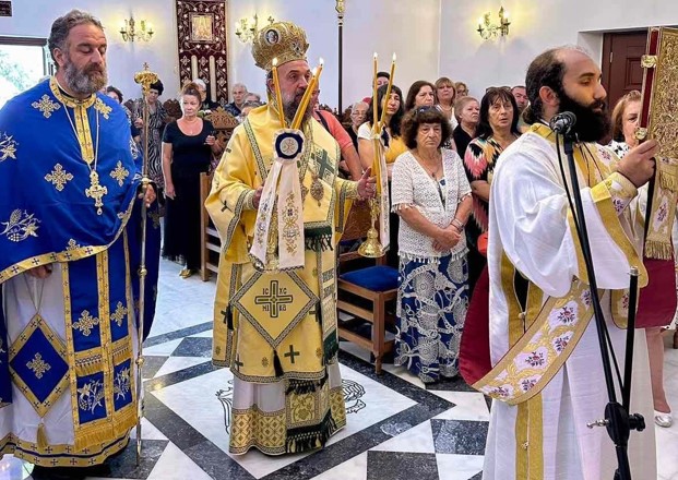 Ο Θήρας Αμφιλόχιος στον πανηγυρίζοντα Ι.N. Αγίου Συμεών του Στυλίτη στον Μονόλιθο Σαντορίνης