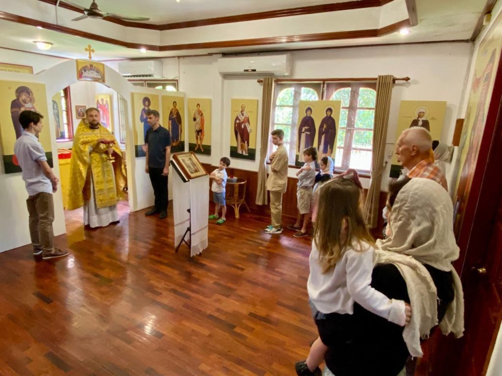 Прихожане Александро-Невского храма в столице Лаоса подготовили подарки для учеников сельской школы