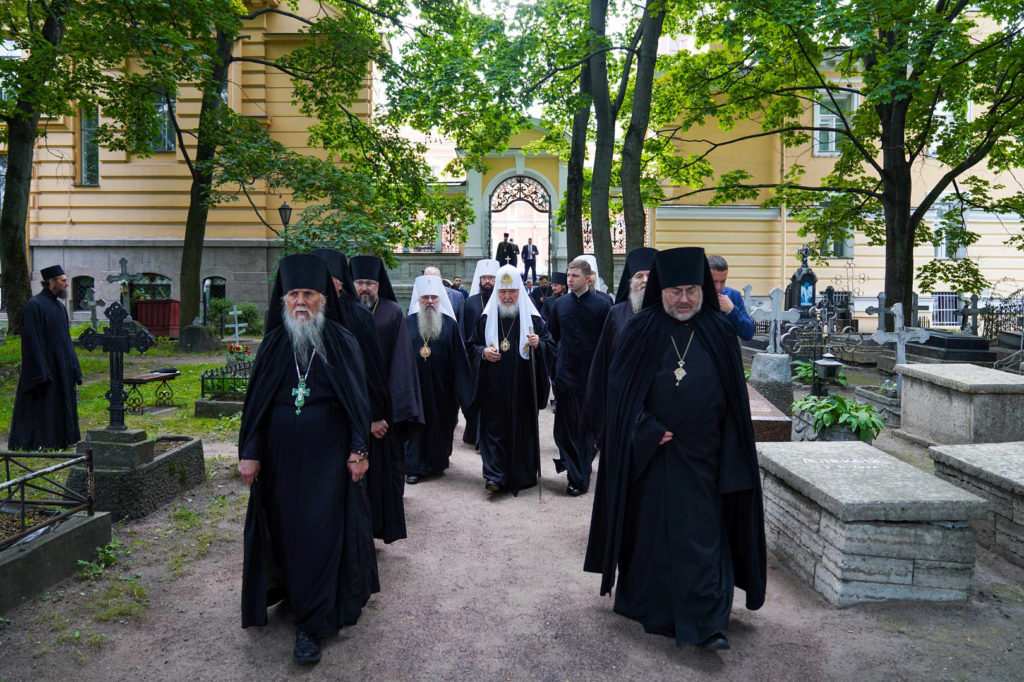 Святейший Патриарх Кирилл посетил Никольское и Большеохтинское кладбища Санкт-Петербурга