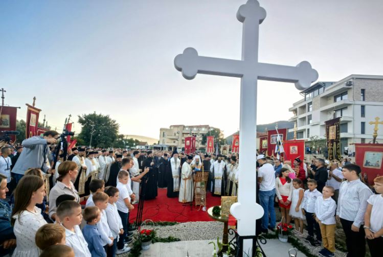 Патријарх српски Порфирије осветио крст на месту будућег Саборног храма у Бијелој