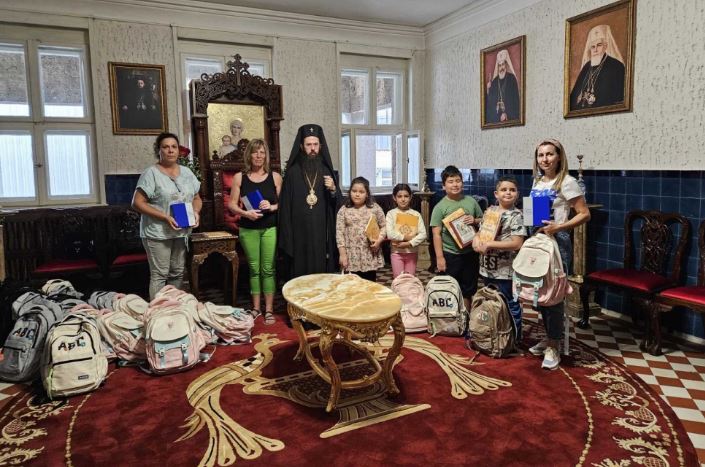 Сливенският митрополит Арсений подари ученически раници и учебни пособия на първокласници