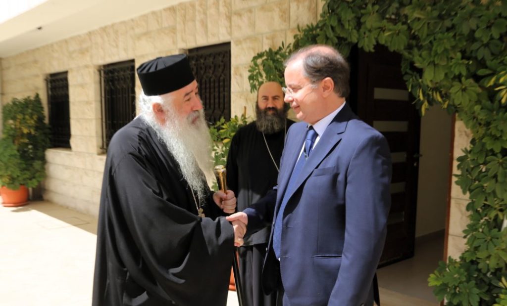 السَفيرُ القُبرصيُّ الجديدُ في زيارةِ دارِ المطرانيّة