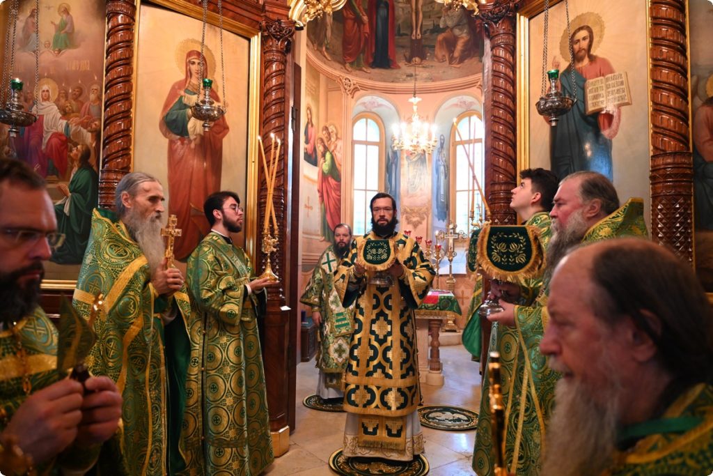 Митрополит Волоколамский Антоний возглавил служение Литургии в Духовском храме Троице-Сергиевой Лавры