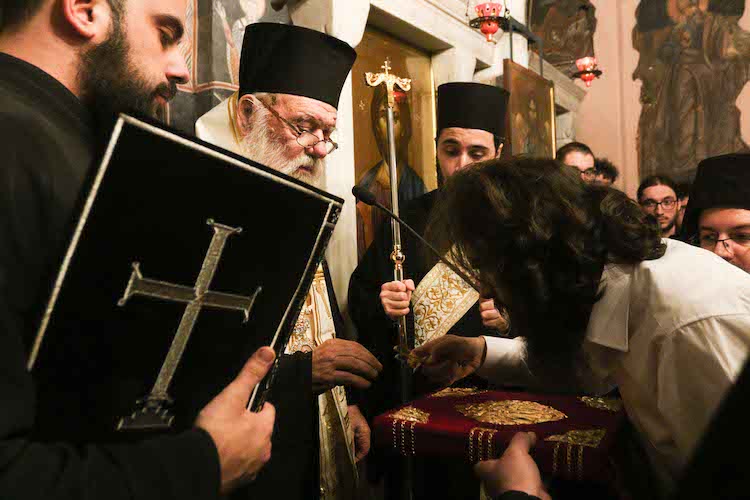 Ο Αρχιεπίσκοπος Ιερώνυμος στην κουρά του μοναχού Παϊσίου
