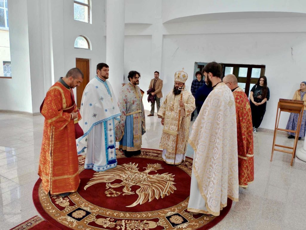 Никополски епископ Матей отслужи света Литургия по повод началото на новата академична година във Великотърновския университет