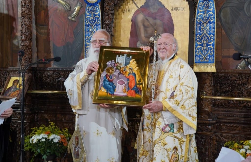 القداس الإلهي كنيسة القديسة فوتين مطرانية نيا سميرنا