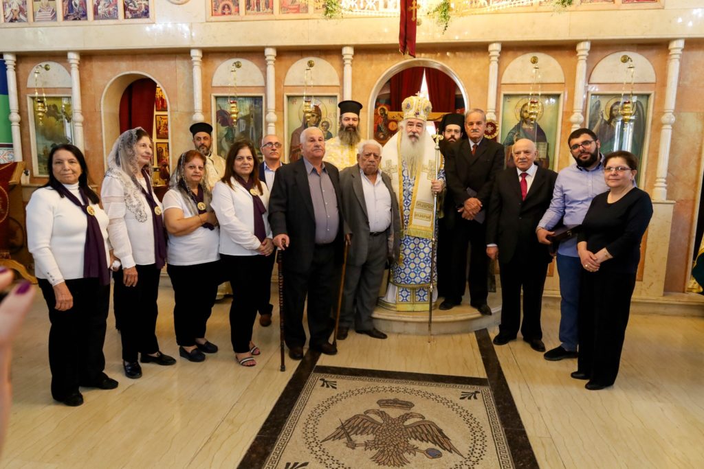 الشّمّاس سبيريدون كاهنًا على مذبحِ الرّبّ