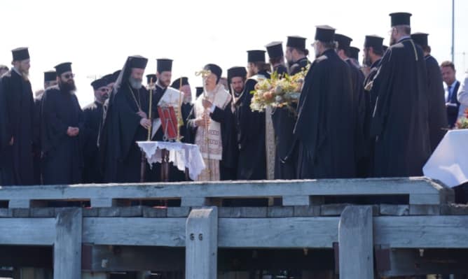 البطريرك المسكوني يقيم تريصاجيون في مكان وصول المهاجرين الى ملبور