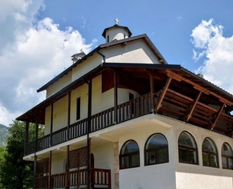 Митрополит Јоаникије на Петковдан богослужи у манастиру Свете Петке на Гостиљу мартинићком