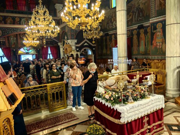 Πλήθος προσκυνητών στο Ναύπλιο συρρέουν καθημερινά στην Ευαγγελίστρια για το ιερό λείψανο της Αγίας Άννης