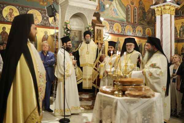 Πολυαρχιερατικός Εσπερινός Συνάξεως Παναγίας Βουρλιώτισσας και υποδοχή Τιμίου Ξύλου στη Νέα Φιλαδέλφεια