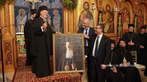 «Παναγιώτατε, σας αγαπάμε» – Συγκινητική υποδοχή του Οικουμενικού Πατριάρχου στον Ι.Ν. Αναστάσεως του Χριστού Κόγκαρα