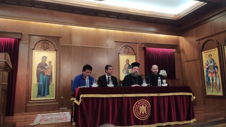 Θεσσαλονίκης Φιλόθεος: “Ο Άγιος Δημήτριος αγκαλιάζει τους νέους ανθρώπους” – Αναβιώνει ο παλαιός βυζαντινός τρόπος τιμής των Αγίων