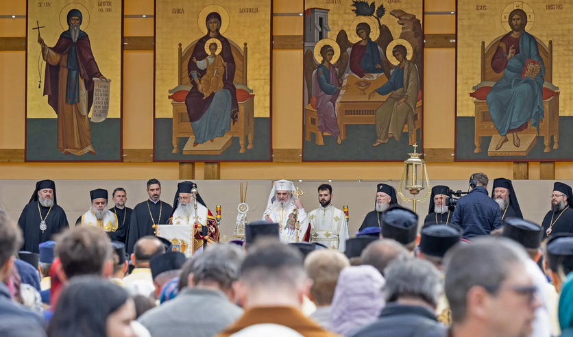 Величанствена литија улицама Букурешта