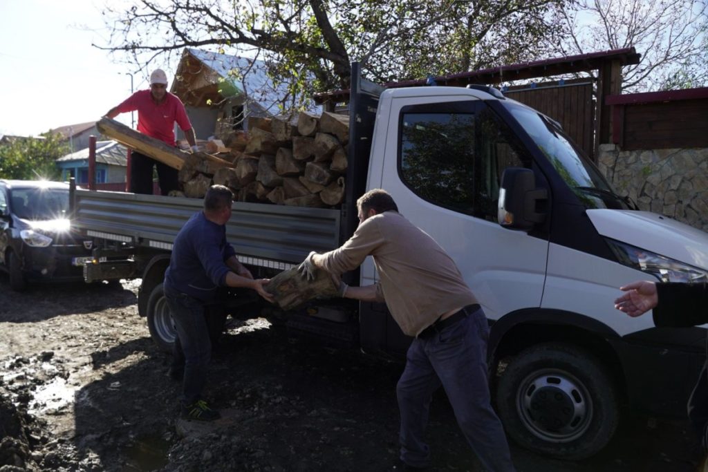 Lemne pentru iarnă oferite sinistraţilor din judeţul Galaţi