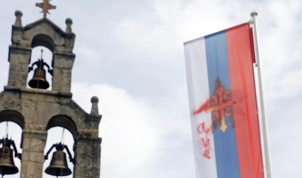 Злослутно скрнављење тробојне црквене заставе симболом тоталитарне идеологије у порти мојковачког храма