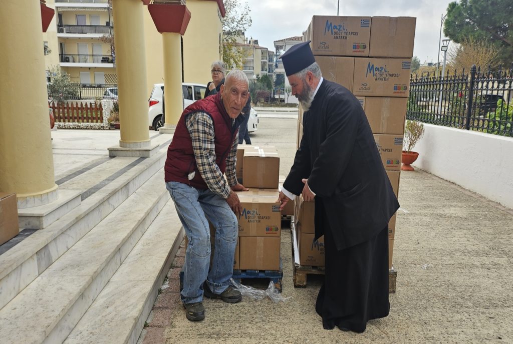Διανομή τροφίμων σε άπορες οικογένειες από την Ιερά Μητρόπολη Μαρωνείας