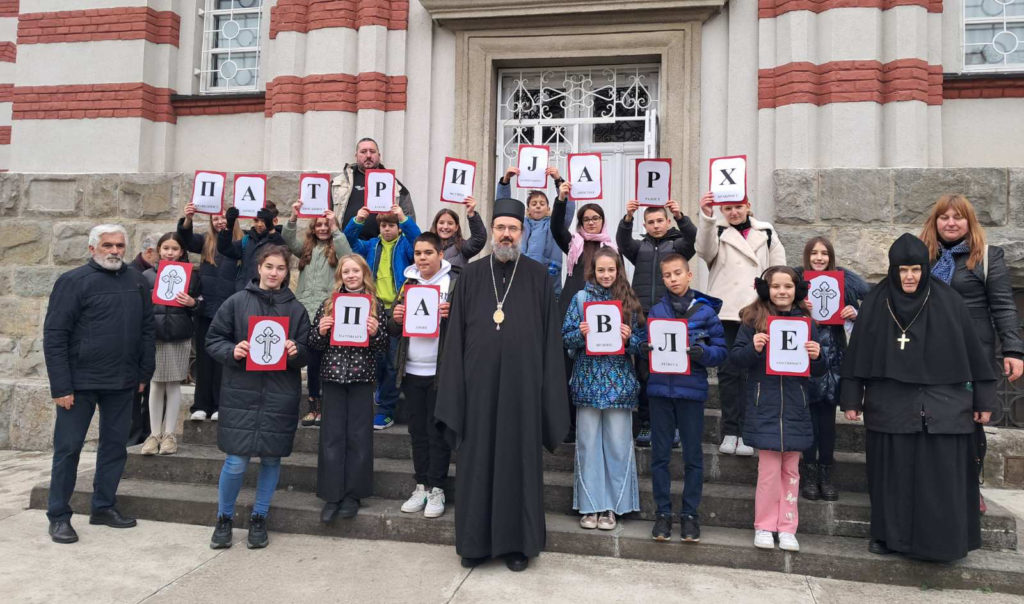 Молитва крај гроба патријарха Павла у Раковици