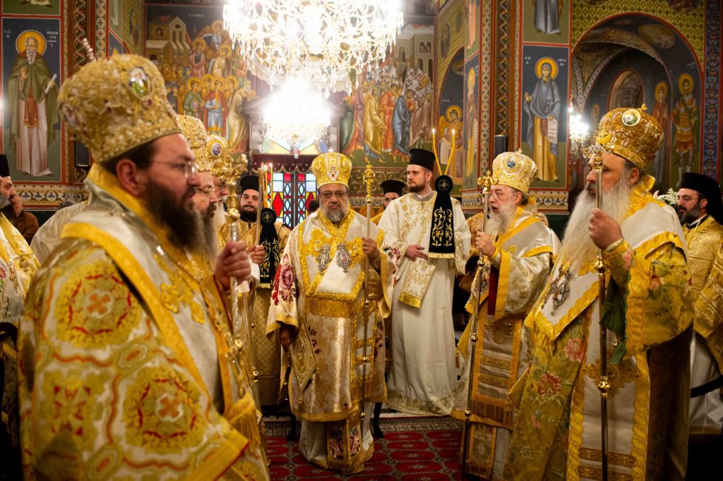 Πολυαρχιερατικό συλλείτουργο στην Καλαμάτα για τα ονομαστήρια του Μητροπολίτη Μεσσηνίας (ΦΩΤΟ)