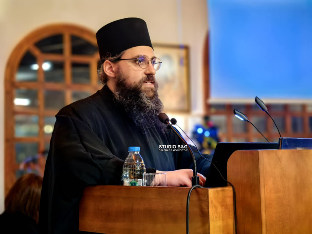 Ιερομόναχος π. Γεννάδιος Βατοπαιδινός: Δεύτε ίδωμεν πιστοί, που εγεννήθη ο Χριστός (BINTEO)