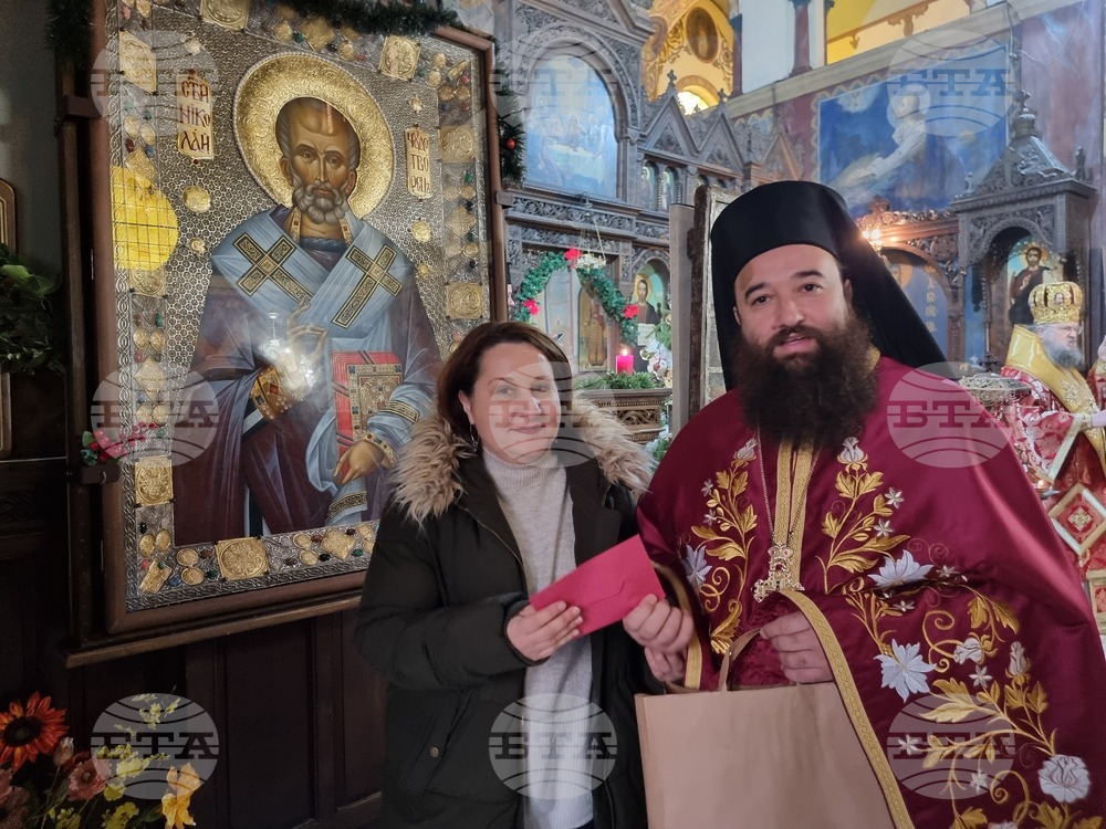 Ученици с дарение към митрополитския храм „Св. Николай Чудотворец“ във Видин