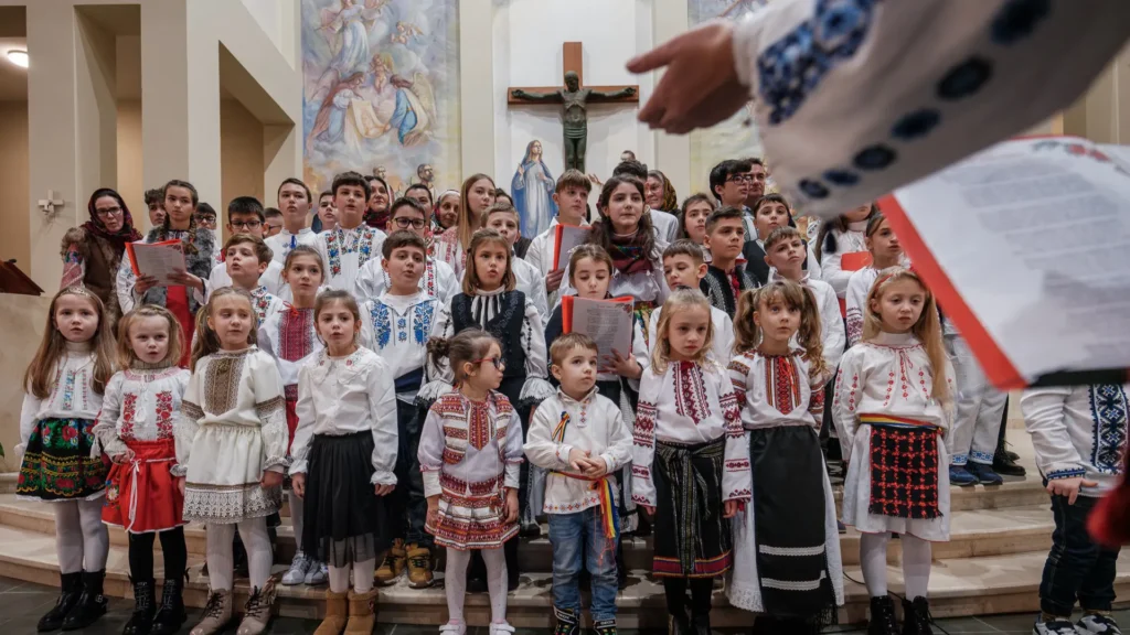 Colindători în Forlì: Doi jurnaliști români prezintă Crăciunul conaționalilor din Italia