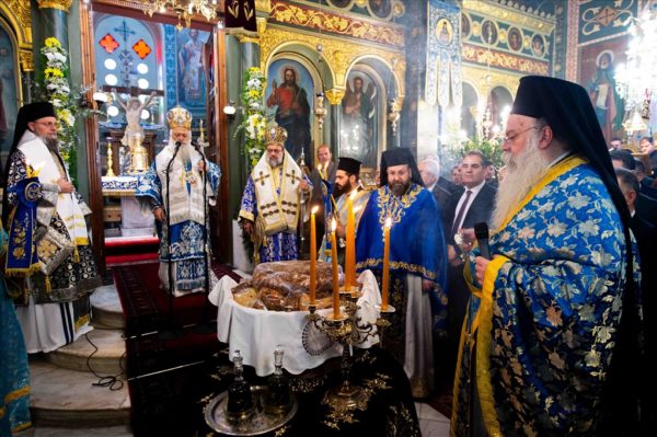 Πολυαρχιερατικό συλλείτουργο για τον Άγιο Νικόλαο στην Καλαμάτα