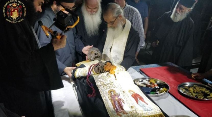 Οι συγκλονιστικές στιγμές της αλλαγής των αμφίων και της τοποθέτησης του Αγίου Σάββα σε νέα λάρνακα (ΒΙΝΤΕΟ)