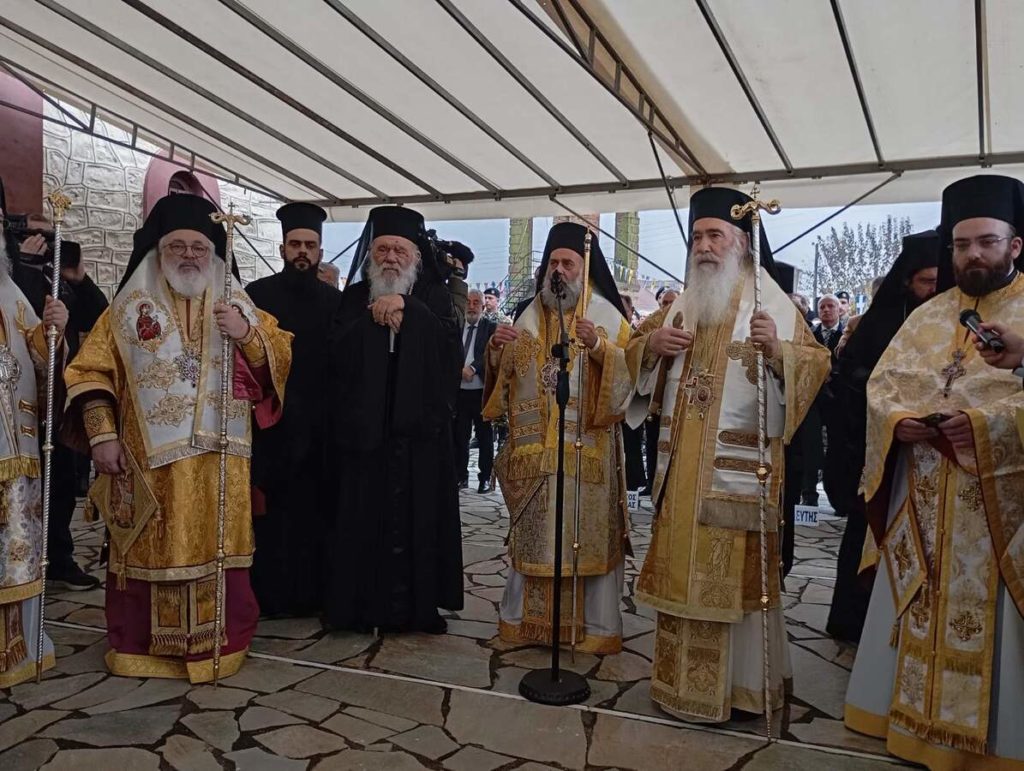 Αρχιεπίσκοπος: “Ο μακαριστός Σεραφείμ, σαν άλλος Πατροκοσμάς, κήρυττε την Αλήθεια της Ορθοδόξου πίστεως” – Αποκαλυπτήρια προτομής στη γενέτειρά του