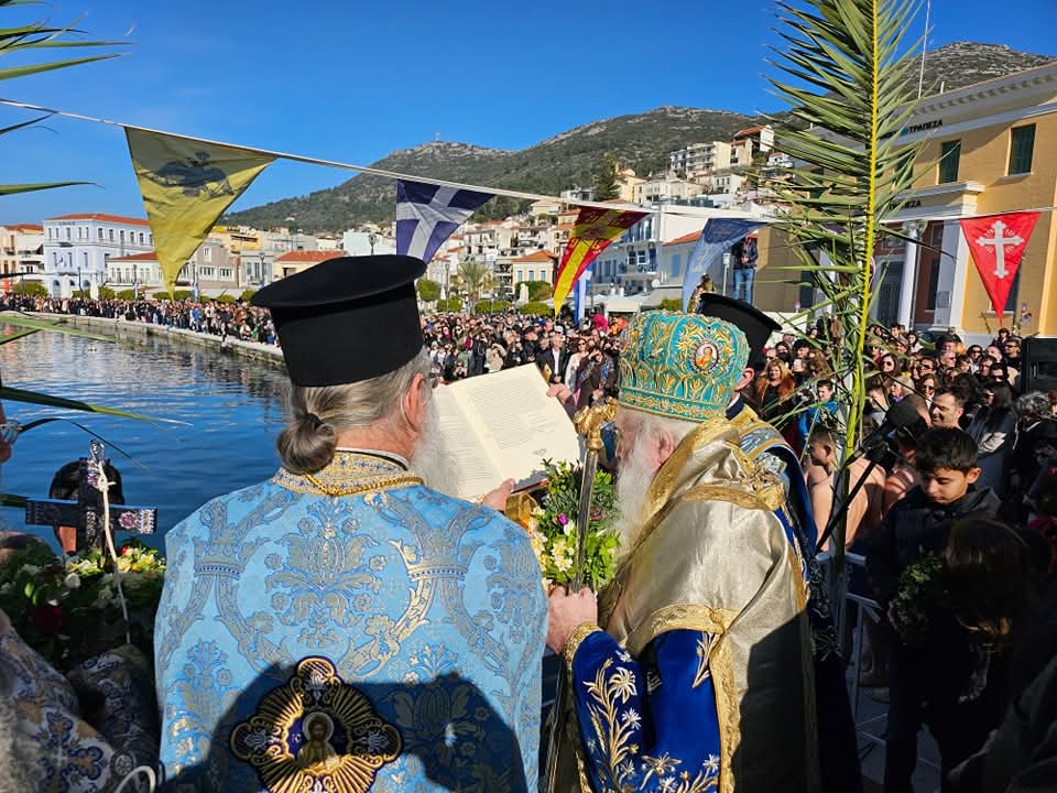 Ολόφωτα τα Άγια Θεοφάνεια στη Σάμο