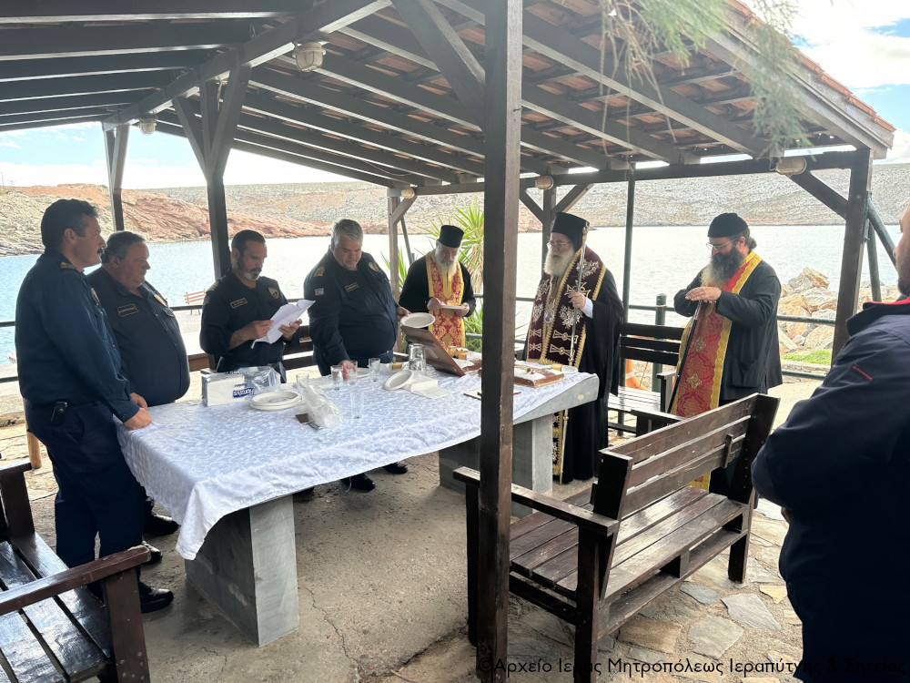 Ευλόγηση της Βασιλόπιτας στην Προκεχωρημένη Ναυτική Βάση Κυριαμαδίου Σητείας από τον Μητροπολίτη Kύριλλο