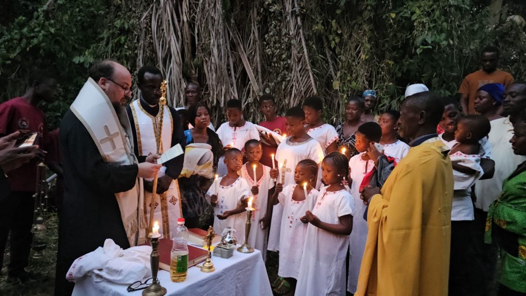 Ομαδική βάπτιση κατηχουμένων στη Γκάνα