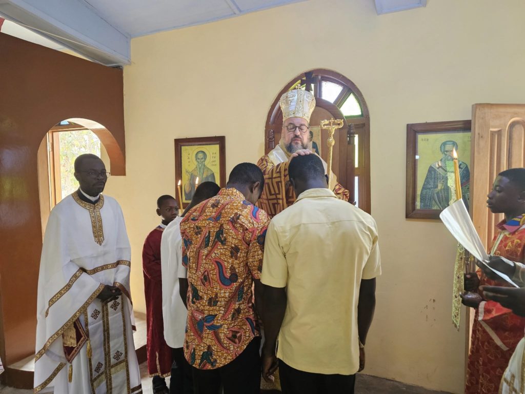 Ο Μητροπολίτης Άκκρας χειροθέτησε τρεις νέους Αναγνώστες