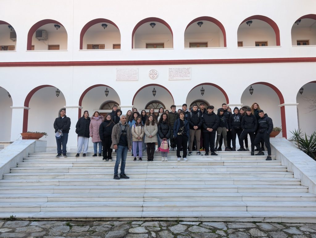 Μαθητές Γυμνασίου Γλυφάδας ξεναγήθηκαν στην Ιερά Μονή Πεντέλης και στο Διορθόδοξο Κέντρο της Εκκλησίας της Ελλάδος