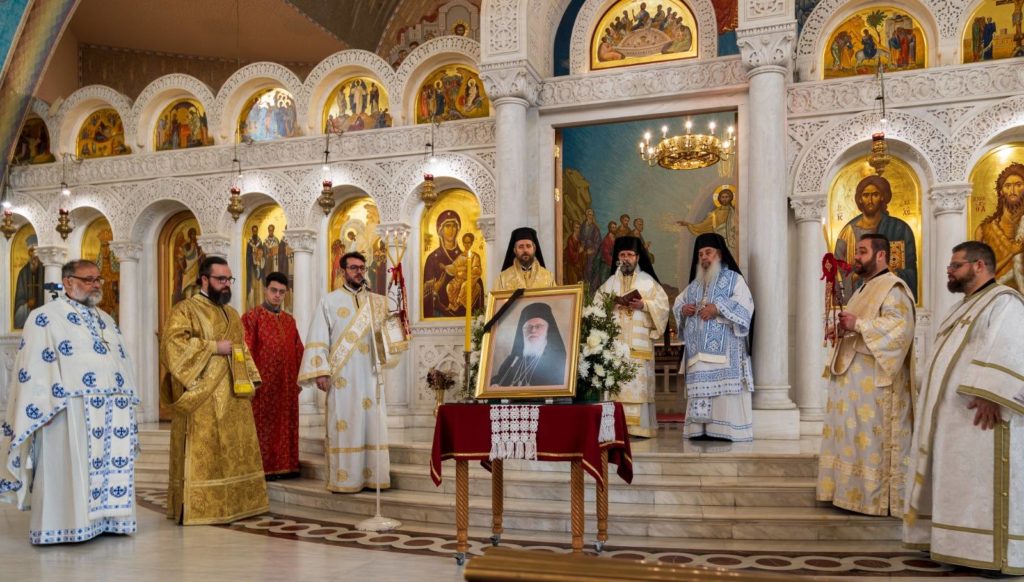 Në Katedralen “Ngjallja e Krishtit”, në Tiranë, si dhe në të gjitha kishat e vendit tonë, pas Liturgjisë Hyjnore u krye shërbesa e Përshpirtjes, ku u lutëm me një zemër për prehjen e shpirtit të Kryepiskopit tonë të dashur Anastas.