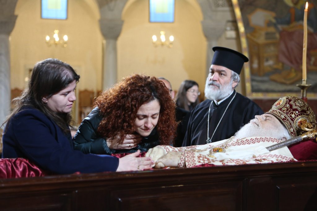 Αποστολή στα Τίρανα: Με αμείωτο ρυθμό το λαϊκό προσκύνημα στο σκήνωμα του Αρχιεπισκόπου κυρού Αναστασίου – Την Πέμπτη η Εξόδιος Ακολουθία